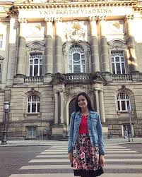 Taxele sunt cuprinse intre 7.500 si 9.000 de lire sterline pe an. Universitatea Diez Aproape Tot Ce Trebuie SÄƒ È™tii DacÄƒ Vrei SÄƒ Urmezi Studii Universitare In Germania ExperienÈ›a Valeriei Bratu Diez