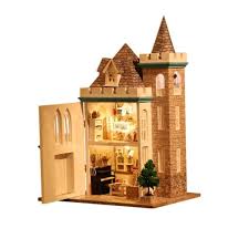 Il tetto è realizzato con doghe in legno e tegola bituminosa. Casa Castello Casetta Bambole Dollhouse In Legno Con Accessori E Luci Modellismo E Solution