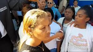 🚨 Exigen justicia por la muerte de Rafael Acevedo Valdez en Villa  Hermosa🚨 , Hoy, la viuda, familiares y amigos de Rafael Acevedo Valdez  realizaron una caminata frente a la Inspectoría de la Policía ...