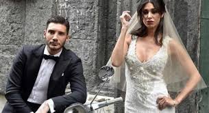 Tra gli abiti da sposa vip, sicuramente quello di alessia marcuzzi rimarrà nella storia per la sua originalità! Successo Confusione Meno Matrimonio Belen Vestito Barbiere Tradizionale Facciamolo