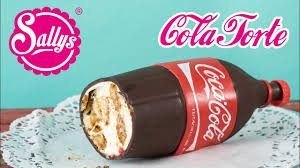 Durch einige spritzer zuckercouleur bekommt das getränk dann das typische aussehen von cola. Coca Cola Flaschen Torte Coca Cola Bottle Cake No Bake Ohne Backen Sallys Welt Youtube