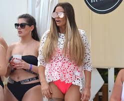 In 2002, the site had become known well enough that a television pilot called snopes: The Worst Celebrity Camel Toes Ever Daily Star