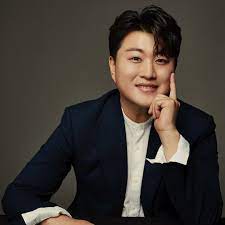 한국연예인자살예방협회 상담 소장인 권영찬 교수가 지난해 9월, 가수 김호중 안티 카페 등을 고발한 가운데 검찰은 이들을 벌금형으로 약식 기소했다. Bshxokqhg956bm