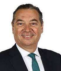 Roberto Thompson's Instagram, Twitter & Facebook