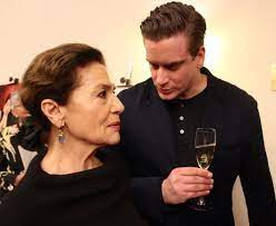 Er vermisst seine geliebte mama nahezu in jedem moment. Wenn Der Sohn Die Mutter Mit Kleid In Den Seerosenteich Bugsiert Wir Sind Muritzerwir Sind Muritzer