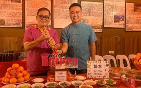 Malaysia chap goh mei is a celebration that is connected with the traditional myth of young unmarried ladies throwing mandarin oranges with names and chap goh mei 2021 malaysia is not an officially public holiday, but by concept is known to be similar to valentine's day. Rumah Terbuka Chap Goh Meh Pekan Siniawan Mampu Tarik Pelancong Utusan Borneo Online