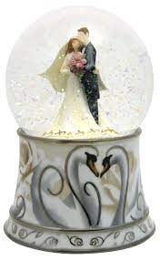 Bride And Groom Snow Globe From Snowdomes Com Snow Globes Musical Snow Globes Snow Globe Kit
