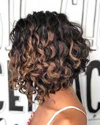Curly Angled Bobs Popular Short Curly Hairstyles 2018 2019 Coiffures Courtes Cheveux Boucles Carre Plongeant Cheveux Frises Coiffures Au Carre Bouclees