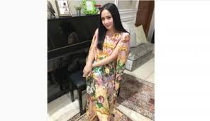 Aisyahrini memang lebih dikenal sebagai adik sekaligus manajer dari penyanyi fenomenal syahrini. Lebaran Pakai Kaftan Seleb Model Syahrini Dan Nagita Slavina Cantik Tempo Co