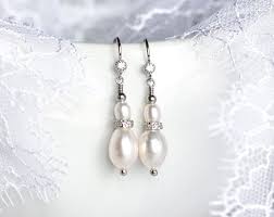 Naturliche Weisse Hochzeit Ohrringe Romantischen Ohrringe Naturliche Perlenohrringe Elfenbein Silber Braut Oh Brautschmuck Brautaccessoires Hochzeit Ohrringe