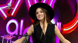 Theo rose începe sa cânte de la vârsta de 4 ani si debutează pe scena cântând muzică populară. Bravo Ai Stil Theo Rose A Dat Lovitura Raluca S A Pupat Tinuta Cu Melodia Theo Are Zvac