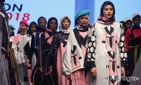Trend model baju batik etnik terbaru akan terus berkembang seiring dengan perkembanag fashion dan pilihan modelnya juga semakin banyak dengan desain yang modis dan trendy. Modest Wear Bernuansa Etnik Dan Kontemporer Di Jogja Fashion Week 2018 Highlight Id