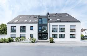 Familienhaus n ( genitive familienhauses, plural familienhäuser ) family house, family home. 9 Familienhaus Wilhelm Leuschner Strasse 5a 63500 Seligenstadt