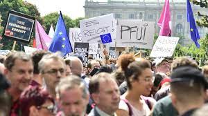 Fairdenken demo wien, polizistin birgit p. Tausende In Wien Auf Der Strasse Demo Fur Neuwahlen In Osterreich Zdfheute