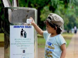 Kalimatnya persuasif karena mengajak masyarakat membuang sampah pada tempatnya. Membiasakan Anak Sejak Dini Membuang Sampah Pada Tempatnya Siedoo