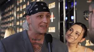 Braço de mulher cresce milagrosamente durante oração na igreja