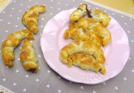 Appiattite leggermente con il mattarello per aumentarne di qualche centimetro la circonferenza. Cornetti Di Pasta Sfoglia Pronti In Pochi Minuti Youtube