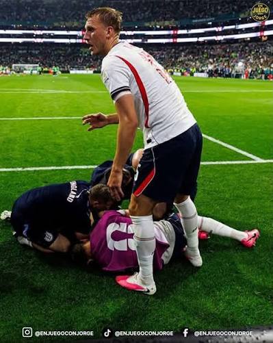 JOGADOR INGL&Ecirc;S SE MACHUCA NA FESTA‼️ O jogador da Inglaterra, Jordan  Henderson, sofreu uma queda aparatosa, depois de pular a barreira  publicit&aacute;ria, onde havia subido para celebrar a vit&oacute;ria de sua sele&ccedil;&atilde;o.