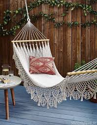 Comment Recreer Un Petit Air De Chalet A La Maison In 2020 Outdoor Rugs Patio Muskoka Chair Wicker Chairs