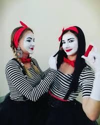 Er ist der horror aller kinder: Gambar Mungkin Berisi Satu Orang Atau Lebih Dan Strip Carnaval Costume Circus Family Costume Mime Costume