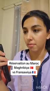 🚨😱 وثّقت صانعةُ محتوى مغربية تجربةً واقعية عبر اتصال هاتفي، حيث حاولت في  المرة الأولى حجز طاولة لشخصين بالدارجة المغربية، ليخبرها الموظف بأن المكان  ممتلئ تماماً "كلشي عامر". ثم عادت للاتصال فورا ...