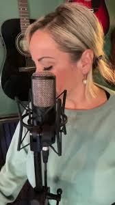 #singersongwriter #tiktokmusic #mariachi #karinamoreno #amor