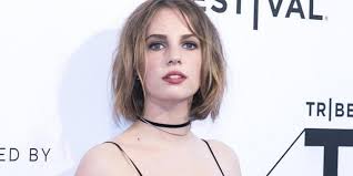 The character played a vital role in unravelling the mystery threat hanging over hawkins in stranger things season 3, putting the actress that plays her on the map. Quentin Tarantino Verpflichtet Uma Thurmans Tochter Und Lena Dunham Fur Seinen Neuen Film Once Upon A Time In Hollywood