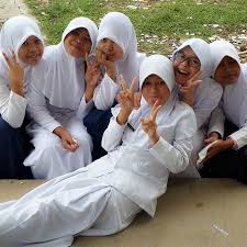• lesty awalnya masih belum terlalu yakin untuk berhijab. 10 Potret Lesty Kejora Sebelum Vs Sesudah Perawatan Manis