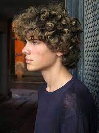 Undercuts make cool hairstyles for curly hair. Frisuren 2020 Hochzeitsfrisuren Nageldesign 2020 Kurze Frisuren Curly Hair Men Long Hair Styles Men Curly Hair Styles
