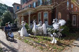 48 Creepy Outdoor Halloween Decoration Ideas Godfather Style Scary Halloween Decorations Outdoor Fun Halloween Decor Halloween Outside