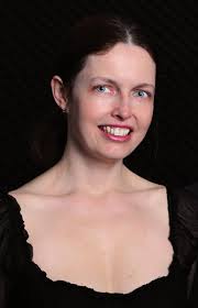 Die Pianistin Sabine Simon unterrich- tet seit 2005 Klavier an der Akade-  mie für Tonkunst in Darmstadt. Das Klavierspiel lernt