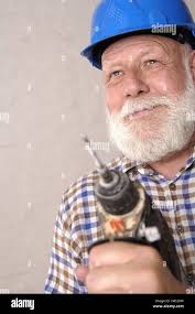 Handwerker, Vollbart, weißen Haaren, Helm, Geste, Bohren, Porträt, gewellt,  Modell veröffentlicht, Leute, Mann, Bart, Senior, Arbeit, Beruf, Freizeit,  Hobby, Stand, Sie tun es selbst, Do-It-Yourselfer, Kunsthandwerk, Handwerk,  Bau, Werkzeuge ...