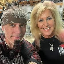 More photos from the Lita Ford show and some of the great people we've met  along the way this past weekend If anyone else has anymore pics or videos  from Friday please