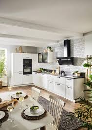 Weisse Landhauskuche Mit Arbeitsflache In Stein Optik Haus Kuchen Landhauskuche Arbeitsflachen