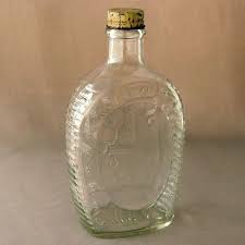 On the bottom it says log cabin syrup … read more Vintage Log Cabin Syrup Centennial 1776 1976 Clear Glass Bottle On Popscreen