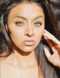 Heather Fay's Instagram, Twitter & Facebook