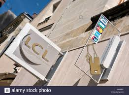 Signos De Banca Acrilico Montado Sobre Un Muro Exterior De Una Sucursal Del Banco Frances Lcl Mostrando Un Logotipo Y Tarjetas De Credito Francia Fotografia De Stock Alamy
