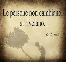 Ma non ce ne sono in cui ci debba sorprendere l'aforisma spesso è una frase rappresentabile con un'immagine, che porta con se un significato e spesso emoziona, anche per questo facilità. Aforismi Sulle Persone Che Non Cambiano Mai