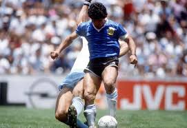 La jugada de diego armando maradona contra inglaterra en el mundial de fútbol de 1986 en cuartos final ha marcado a la sociedad inglesa hasta el punto que una de las estrategias de política monetaria del banco de maradona a punto de marcar su histórico gol contra inglaterra en el mundial de 1986. Maradona Retro Pics Maradonapics Retro Pictures Football Sports