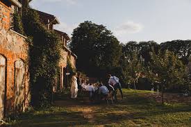 Brandenburg bietet unweit der grossstadt berlin vielfältige möglichkeiten um eine perfekte oder unkonventionelle hochzeit zu feiern. Boho Scheunenhochzeit Bei Berlin Hochzeitsfotograf