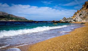 Μια από τις πιο όμορφες παραλίες της αττικής, με πρασινογάλαζα νερά και βότσαλο, κοντά στην ψάθα, που όμως βρίσκεται αρκετά μακριά από την. Paralies Ths Attikhs Top 5 Me Mperdemena Krithria Pontosnews Gr