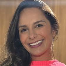 Julia P., Lärare med 3 års erfarenhet och 7 år som advokat.