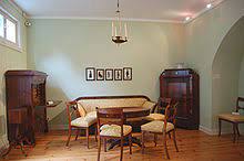 Und oftmals als verklärte idealvorstellung nach innen gekehrt eine heile welt darstellt, was sich im typischen biedermeier möbel stil des gemütlichen heimes widerspiegelt. Biedermeier Wikipedia