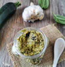 Il pesto di basilico di benedetta è un condimento sfizioso e pronto in 5 minuti. Pesto Di Zucchine E Noci Bimby Ricetta Veloce