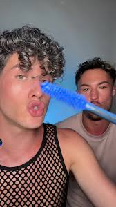 Réponse à @Luna Le bleu 💙 la couleur idéale pour faire ressortir les yeux  marron @Dorian Jlt