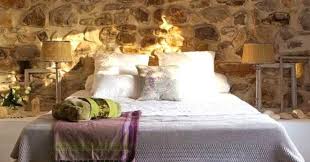 Decorazioni per pareti con luci murali altra soluzione dal design sofisticato e davvero elegantissima nella decorazione delle pareti di una camera da letto consiste nell'impiego di particolari luci murali che, grazie proprio a forme e proiezioni uniche, si trasformano in oggetti d'arte dal fascino sorprendente. Decorare Una Parete Con Le Pietre In Camera Da Letto 20 Idee Per Ispirarvi