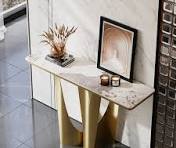 Mesa de console Art Déco branca e dourada de 47" com tampo de pedra  sinterizada e base de aço inoxidável