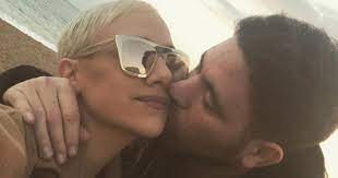 435,329 likes · 62,436 talking about this. Ekkor Szuletik Toth Gabi Elso Gyermeke