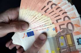 Belgien deutschland estland finnland frankreich griechenland irland italien lettland litauen luxemburg malta niederlande österreich portugal slowakei slowenien spanien zypern. Geldtasche In Reutlinger Bus Entdeckt Ehrliche Finderin Gibt Tausende Euro Bei Busfahrer Ab Polizeibericht Stuttgarter Zeitung