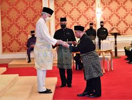 Raja ahmad nazim azlan shah bin almarhum raja ashman shah (born 10 march 1994) is a member of the perak royal family. Perak Sultan Says Third Mb In Over Two Years Reflects Poorly On State S Politicians Malaysia Malay Mail